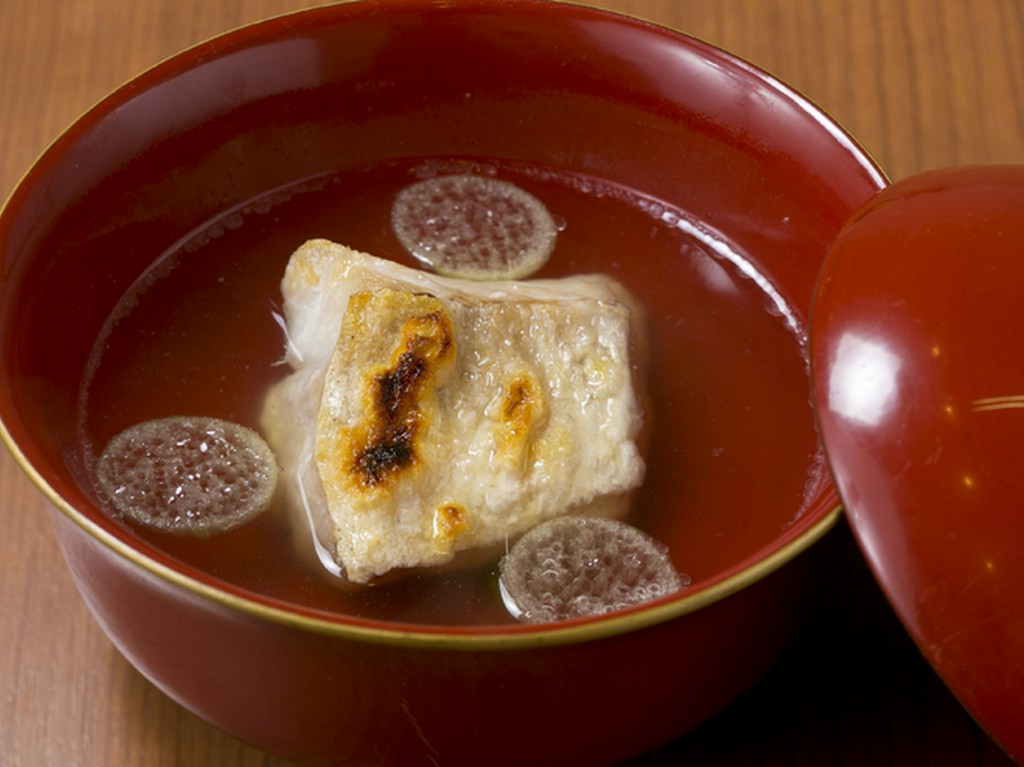 蓋を開けた瞬間に立つ上品な香り『焼白甘鯛のお吸物』