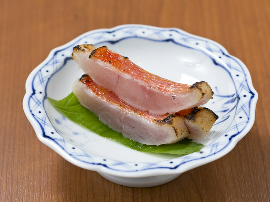 しっとりとした身質と贅沢な旨み『金目鯛昆布〆あぶり』