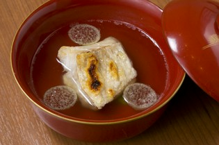 料理の要。魚介からじっくりと取り出した「スープ」