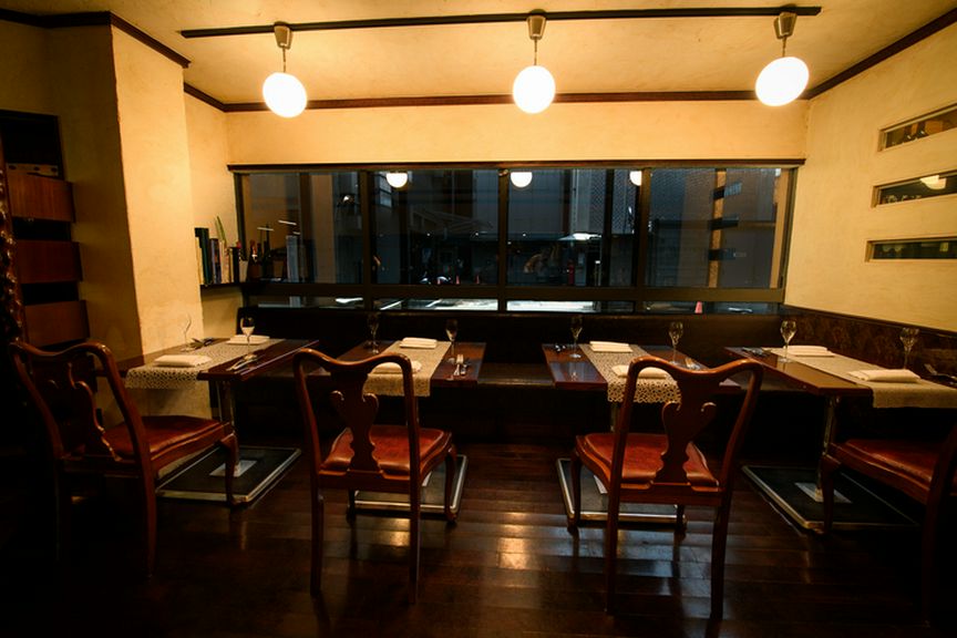 気の置けない仲間と、美味しい酒とビストロ料理を謳歌できる空間