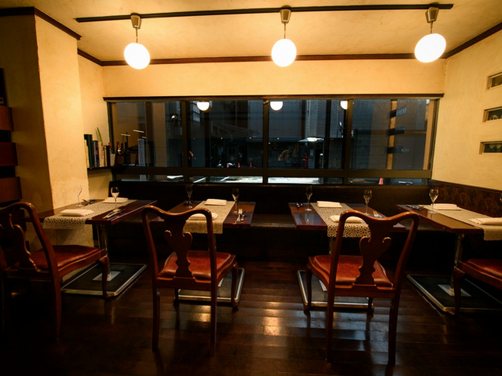 気の置けない仲間と、美味しい酒とビストロ料理を謳歌できる空間