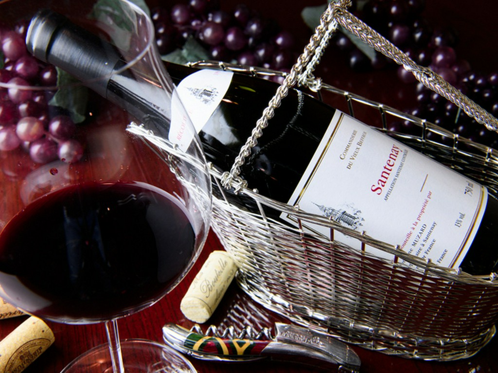 料理を引き立てる、フランス各地の高級銘柄を揃えたワインリスト