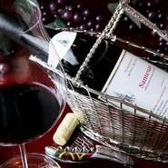 ガラスの扉開きの上質なワインセラーに並ぶのは、フランスのボルドー、ブルゴーニュ、シャンパーニュの希少ワインや格付けの高いワインなどの300種類。料理やデザート、好みに合わせてスタッフが選んでくれます。