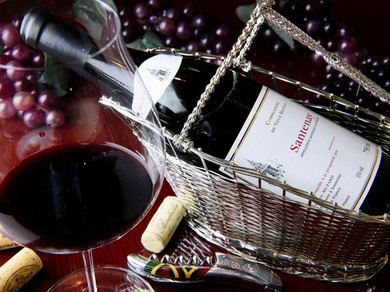 料理を引き立てる、フランス各地の高級銘柄を揃えたワインリスト