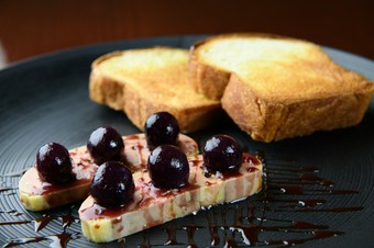甘美な味わいの『フォアグラのコンフィとぶどうのコンポート』