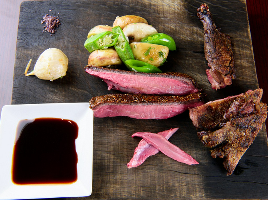 野性味にあふれた『仏産ビュルゴー家クロワゼ鴨肉のロースト』