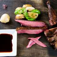 ビュルゴ家のみが許された滋味深い窒息鴨肉。キャラメリゼした皮とこの鴨の骨から取り出したソースが味に深みを持たせます。