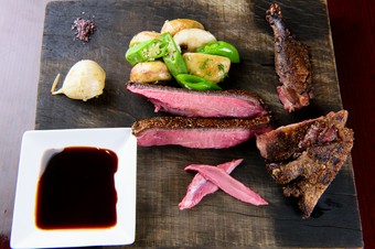 野性味にあふれた『仏産ビュルゴー家クロワゼ鴨肉のロースト』