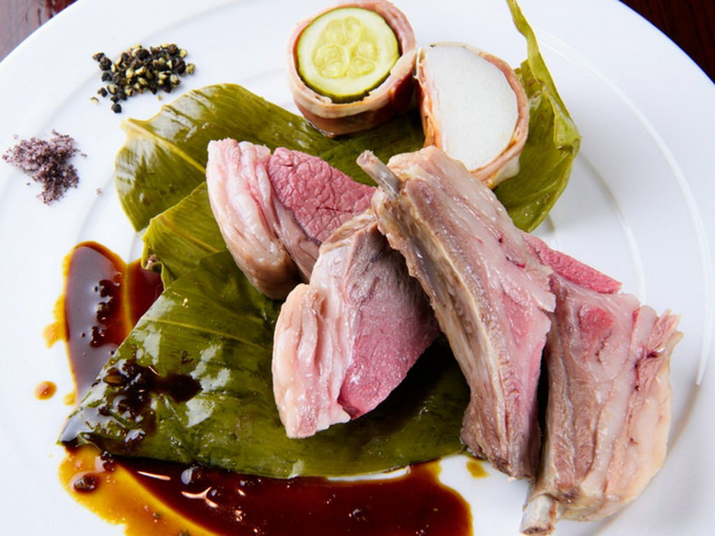シェフの独創性あふれる『仔羊骨付きロース笹の葉包みロースト』
