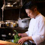 料理は口にいっぱい頬張って肉、野菜から出る旨味を残したまま、ワインを流し込むのが男のフレンチ。たまにする外食はカロリーを気にせずに楽しんでください。メニュー名は男性が覚えやすいように短めにしています。
