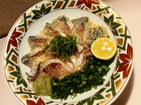 玄界灘でとれるサバを刺身におろし、すりごまと甘めの九州醤油がかかっている絶品料理。おろしたての食感は、プリプリとしており、そう簡単には体験できないでしょう。お造りでの提供もしています。