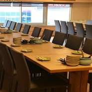 店内はテーブル席・椅子席となっております。