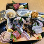 桜海老＆春野菜天や九州産和牛ステーキ。
お造りも上級の盛合せ。
〆には人気の出汁いなり＋海鮮巻きを。