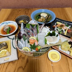 博多自慢の“活魚サバ”を盛り込んだお造りを始め、希少な活穴子や豊前みらいサーモン、夏野菜も存分に。