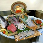 桜鯛・活サバ・活イカの贅沢な刺盛、牛ヒレ肉、アラクエ等と一つ一つに拘りの素材を使用しています。