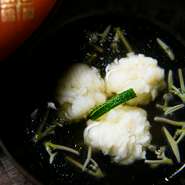 四季折々の日本の旬の味覚を味わっていただくため、その時期の最上の食材を選りすぐり。地元の旬の素材が集う市場に、店主が毎日出かけて仕入れています。初物の魚介や野菜なども、いち早くお目見えします。