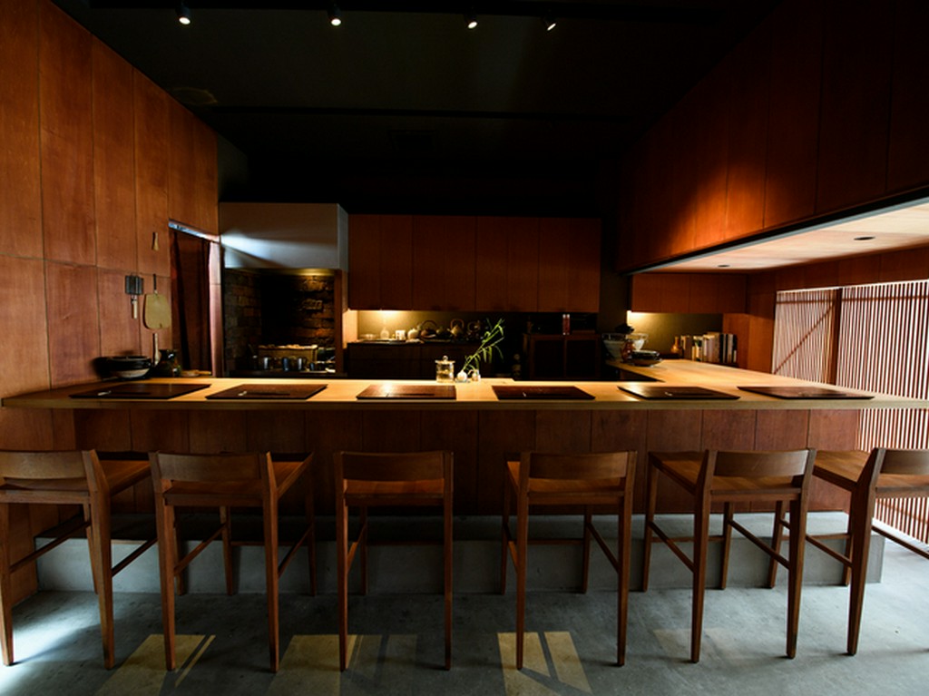 シックな和の空間の中、滑らかな白木のカウンターに料理を饗する