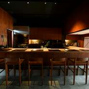 店に一歩入ると、茶色を基調としたミニマルな落ち着いた空間が広がります。くつろげる椅子は特注のオリジナル。壁や建具には風合いのよい柿渋を配し、料理を提供するカウンターは広い白木のしつらえです