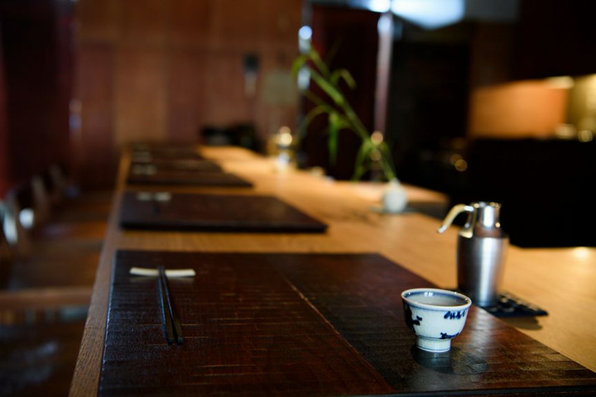 九州の陶器や錫製の酒器など、器にも四季と食の楽しみを映す