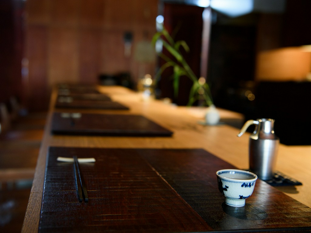 九州の陶器や錫製の酒器など、器にも四季と食の楽しみを映す