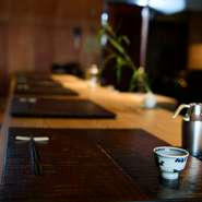 熊本・荒尾の小代焼、琉球の壺屋焼など、九州で味わう日本料理に合う器をいろいろ取り揃え。一皿ごとの趣向に寄り添う器の妙も、【料理　千翠】でのお食事の楽しみです。錫製ちろりなど、酒器も多彩です。