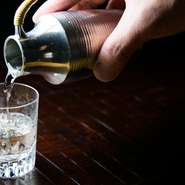 料理に合う日本酒を西日本の蔵元から選び、季節によって銘柄を変えながら、常時10種ほど揃えています。幅広い味を楽しめるよう、ぐい飲み1杯から注文がOKな酒も。焼酎、ワイン、ビールなども用意しています。