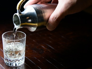 西日本の名蔵元が醸す日本酒を用意。皿ごとに酒を変える楽しみも
