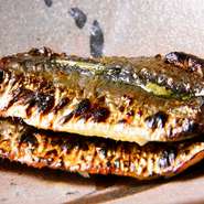 【料理　千翠】では契約農家から玄米のまま仕入れ、その日の朝、自家精米をした米を土鍋で炊き、炊きあがったできたてを〆の一皿としてご提供。ごはんの友には脂イワシ、かましらすなど季節の味覚を添えます。