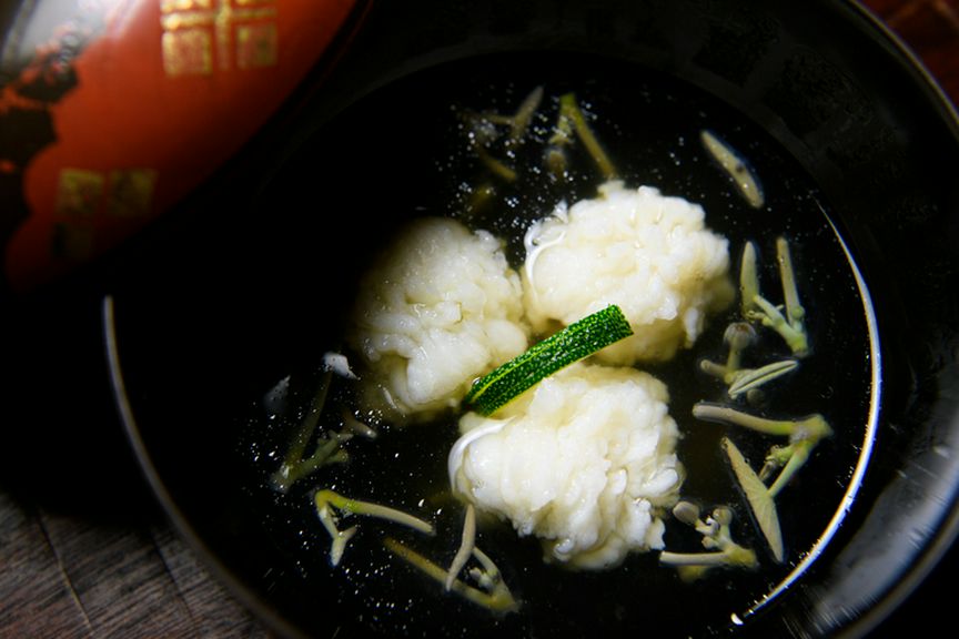 最旬の魚介を用い、出汁も細心の気配りで仕上げる『椀物』　豊前の鱧と広島の天然じゅん菜の椀