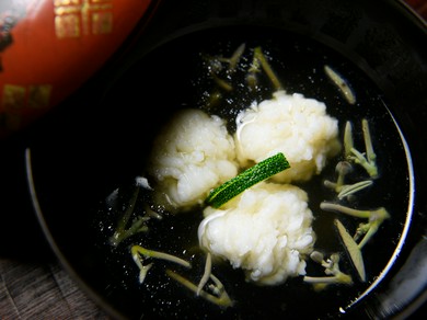 最旬の魚介を用い、出汁も細心の気配りで仕上げる『椀物』　豊前の鱧と広島の天然じゅん菜の椀