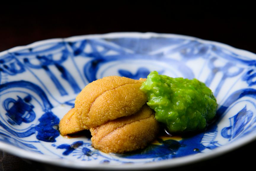 季節を映す魚介と野菜や豆をシンプルかつ贅沢に合わせた『肴』　唐津の赤雲丹とつぶし銀杏