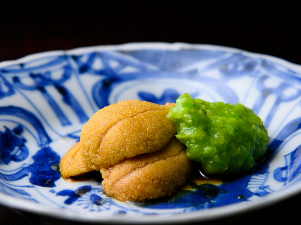 季節を映す魚介と野菜や豆をシンプルかつ贅沢に合わせた『肴』　唐津の赤雲丹とつぶし銀杏