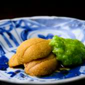 季節を映す魚介と野菜や豆をシンプルかつ贅沢に合わせた『肴』　唐津の赤雲丹とつぶし銀杏