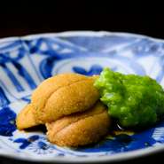 日本酒などお酒にいっそう合う『肴』にも、季節の味わいと色彩が薫ります。夏は『唐津の赤ウニとつぶし銀杏』などを。初物の新銀杏は目にも艶やかな翠。茹でたものをお客様の前ですり鉢ですり、お皿に供します。