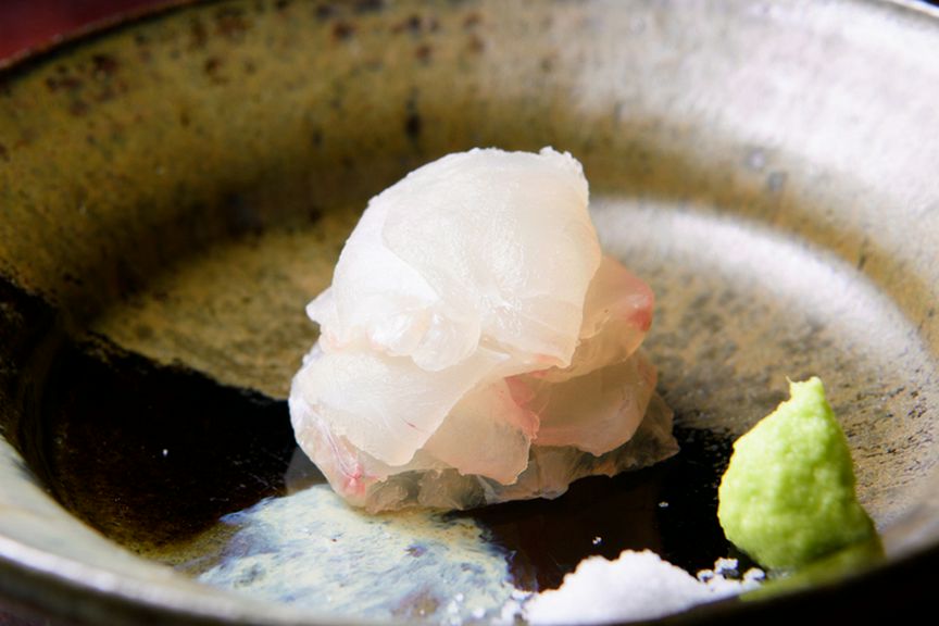 目の前で仕上げて一品ごと供される旬の絶品魚介『お造り』　ヒラメの刺身