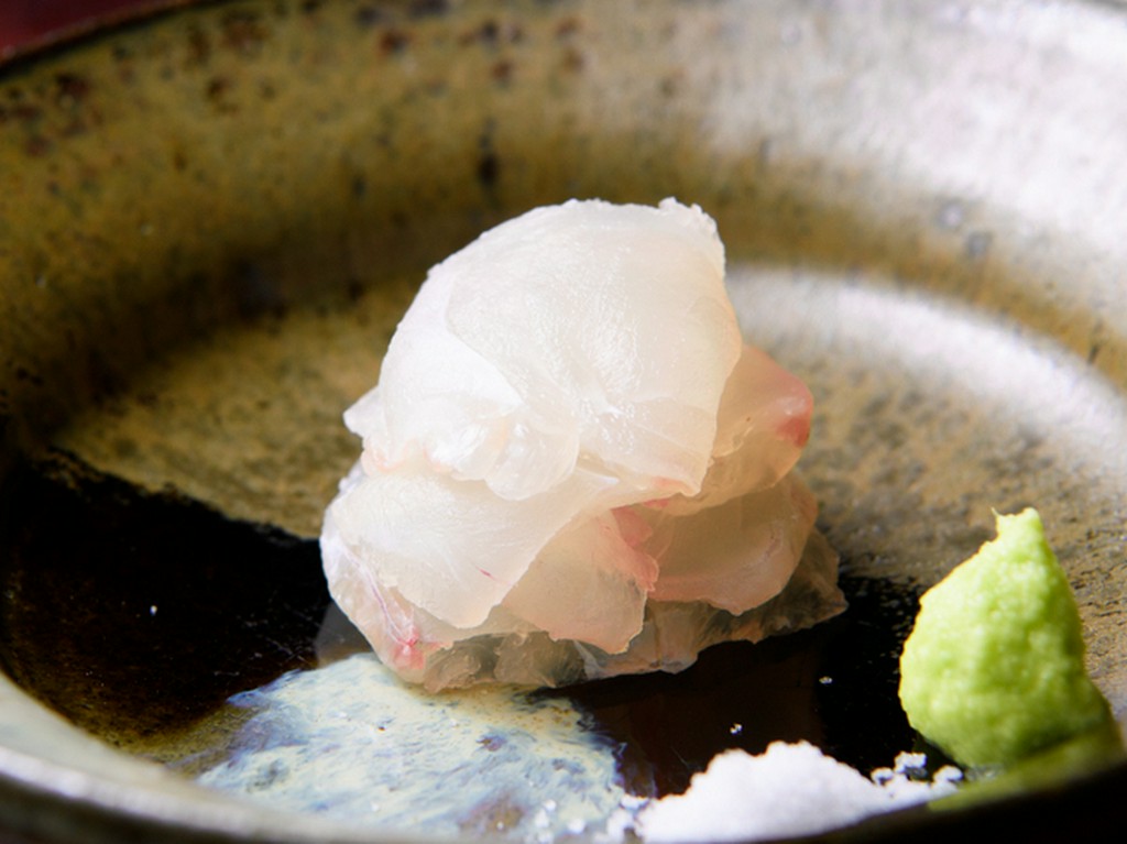 目の前で仕上げて一品ごと供される旬の絶品魚介『お造り』　ヒラメの刺身