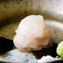 目の前で仕上げて一品ごと供される旬の絶品魚介『お造り』　ヒラメの刺身