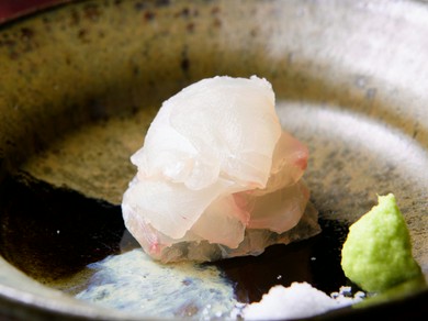 目の前で仕上げて一品ごと供される旬の絶品魚介『お造り』　ヒラメの刺身