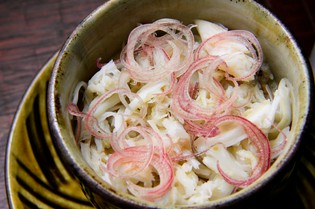 季節を映す魚介と野菜をやさしい味わいに仕立てる『茶碗蒸し』