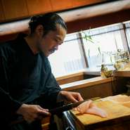 静かに食事を楽しみたい方、食材の話をしながら料理を味わいたい方など、お客様それぞれの雰囲気をくみとり、それに応じた接客を心がけています。料理、お酒、心地よい空間と時間で、トータルにおもてなしします。