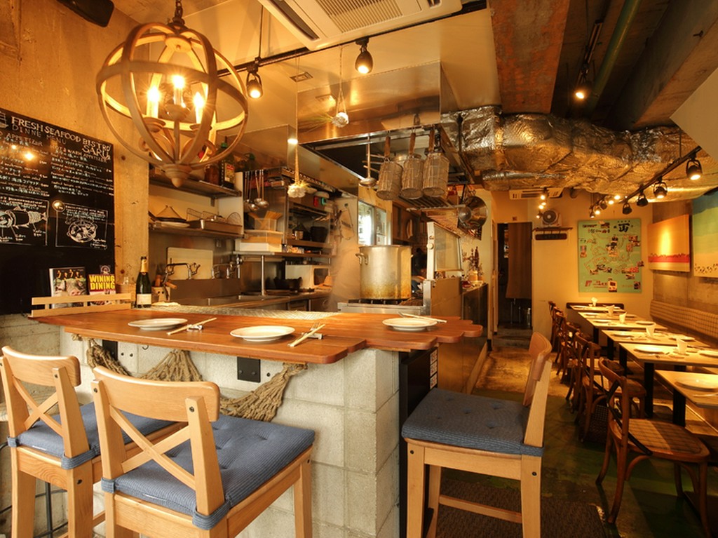 こだわり魚介の味をランクアップさせる船上を思わせる内装