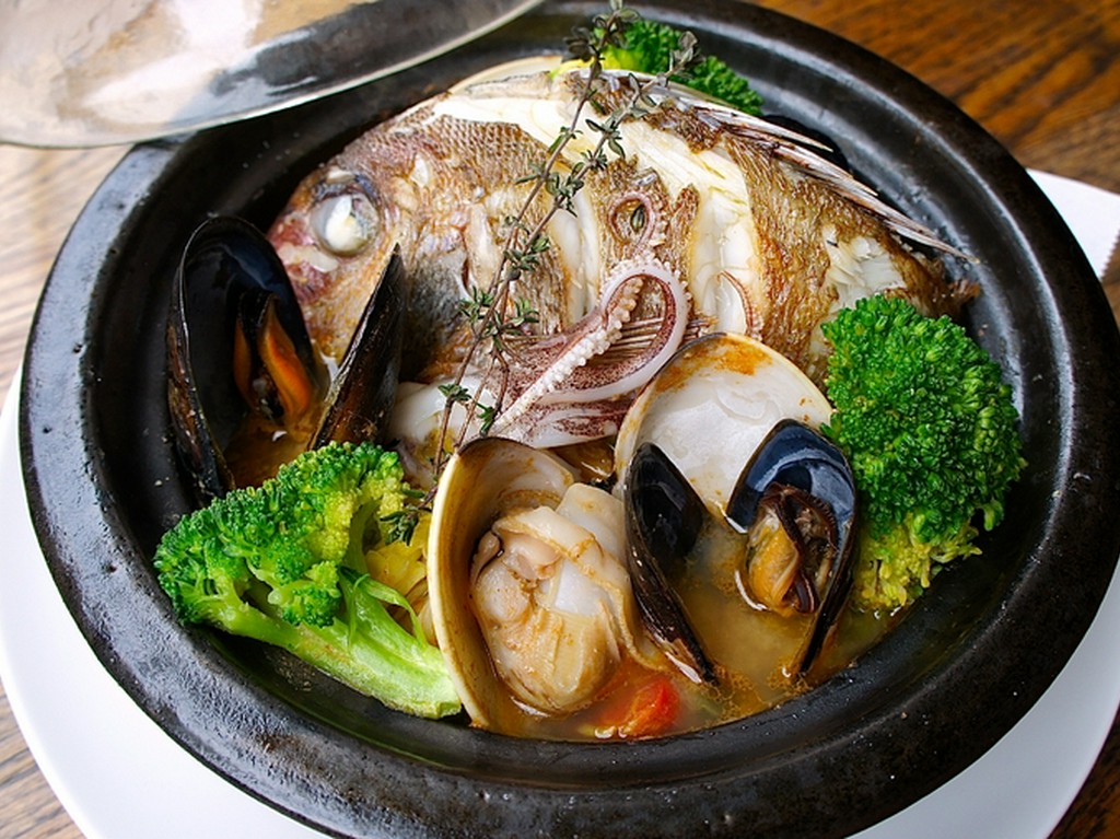 ■SARU名物！本日の魚介と野菜の“海猿ブイヤベース”～銚子丸蟹から作る濃厚ビスクスープ～