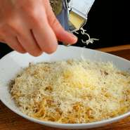 料理は味だけではありません。「五感で楽しむ料理」を心がけており、肉汁が弾ける音や、スモークをまとわせた香り、木皿で豪快に提供するなど、料理に躍動感を持たせ、絶妙に食欲を刺激します。