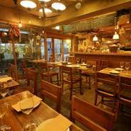 テーブル席をメインに「ロッジ」をモデルにした暖かみのある空間は、様々なシーンに利用できます。クオリティの高い料理をワイン片手に楽しめるビストロは、決してかしこまっていないところが魅力のひとつ。