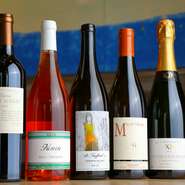 料理だけでなく全てのストーリーを考えワインも豊富に揃えています。赤白ワインはもちろん、前菜に合わせてロゼワインもラインナップ。自然派ワインの品揃えも豊富にご用意。和やかな口に広がる余韻を堪能できます。