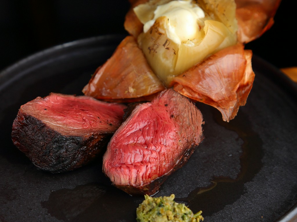 こだわりの国産食材を味わうなら名物『溶岩石グリル』