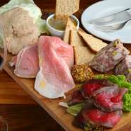 すべての料理一つ一つが自信作なので、お客様に美味しいと言っていただけたものが自慢になる。美味しいと言っていただけるために料理を作り続けることが私の誇りです。