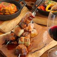 鹿肉、砂肝、豚のベーコン、チキンソーセージという4つのお肉を“四重奏”に見立てて串焼きにしました。私が選んだワインと一緒に、お肉ごとに違った味わいをお楽しみください。