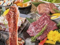 旬野菜を使ったおつまみをはじめ、特選ロースや上ミノなど全13品で構成されたコース。初めての方にも◎