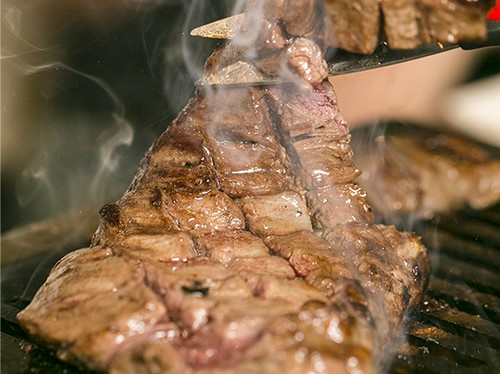 リーズナブルから高級肉までを味わう